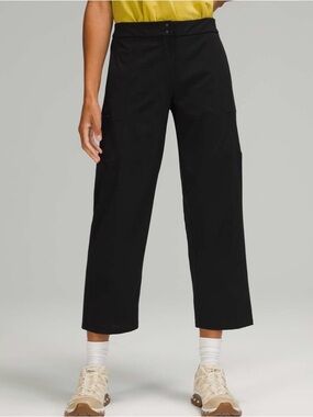 Lululemon Ventlight Cargo Mid-Rise Crop Pants - Black size 6